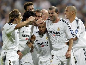 Real Madrid's Brazilian player Roberto Carlos (C) is congratulated by team mates after scoring a goal against Olympique de Marseille during their Champions League Group F match at the Santiagio Bernabeu stadium in Madrid September 16, 2003. REUTERS/Felix Ordonez PH